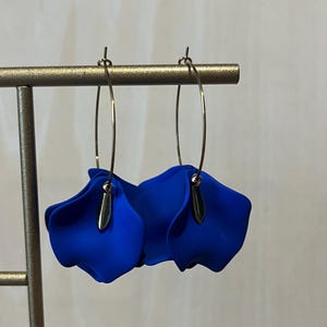 Flower petal hoop earrings