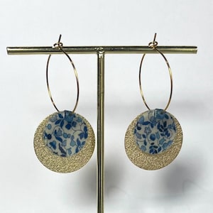 Orecchini in acciaio inossidabile e tessuto Liberty con fiori blu