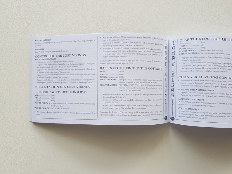 Puede incluir: Un primer plano de una p&aacute;gina de un libro de juego con instrucciones para jugar un personaje vikingo. La p&aacute;gina incluye el nombre del personaje, su edad, su altura, su peso, sus fortalezas y sus debilidades. El texto est&aacute; en franc&eacute;s.