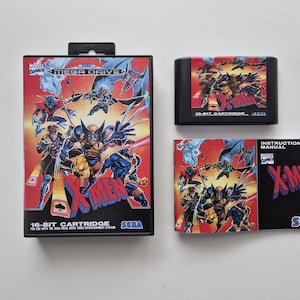 Pode incluir: Um cartucho de videogame Sega Genesis para X-Men, com uma ilustração colorida dos personagens de X-Men na frente. O cartucho é etiquetado como "16-bit Cartridge" e "Sega" na frente. O jogo é embalado com um manual que apresenta uma ilustração em preto e branco dos personagens de X-Men na frente.