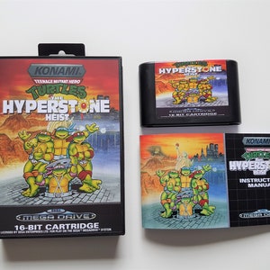 Può includere: Una cartuccia di gioco Sega Mega Drive, un manuale di istruzioni e una scatola per Teenage Mutant Ninja Turtles: The Hyperstone Heist. La copertina della scatola presenta le quattro tartarughe in piedi su una strada cittadina. La cartuccia di gioco è nera con un'etichetta che dice "Teenage Mutant Ninja Turtles: The Hyperstone Heist" e "16-bit Cartridge". Il manuale di istruzioni ha un'immagine simile a quella della scatola.