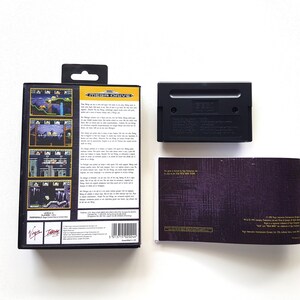 Puede incluir: Un cartucho de juego Sega Mega Drive negro con una etiqueta negra y texto blanco. El juego se llama "The King of Fighters '95". La parte posterior de la caja es negra con una etiqueta blanca y texto. La caja tiene una imagen del juego en la parte delantera y trasera. El juego es un juego de lucha.