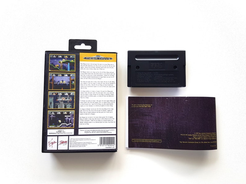 Puede incluir: Un cartucho de juego Sega Mega Drive negro con una etiqueta negra y texto blanco. El juego se llama "The King of Fighters '95". La parte posterior de la caja es negra con una etiqueta blanca y texto. La caja tiene una imagen del juego en la parte delantera y trasera. El juego es un juego de lucha.