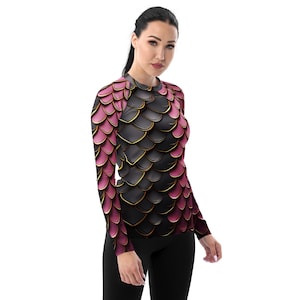 Może przedstawiać: Koszulka z długim rękawem z wzorem czarnych, różowych i złotych łusek.