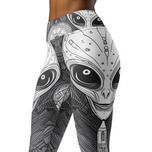 Black and White Alien Patterned High Waist Yoga Leggings, Alien Print Yoga Pants