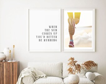 Op de afbeelding: Twee ingelijste prints, één met een motiverende quote, "Wanneer de zon opkomt, kun je beter rennen", en de andere met een foto van iemands benen die op een strand rennen.