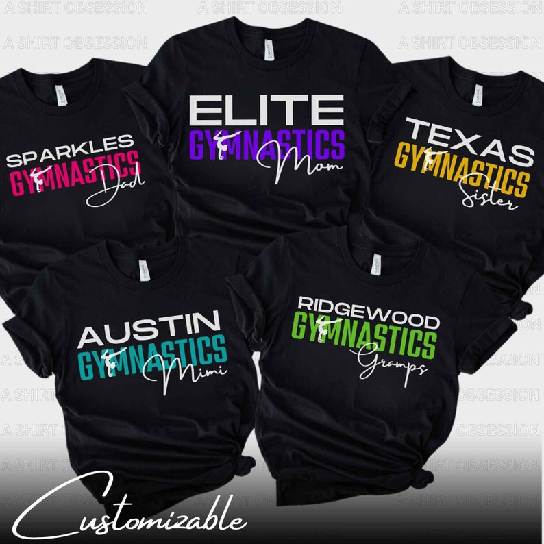 Puede incluir: Cinco camisetas negras con texto blanco y una silueta de gimnasta. Las camisetas dicen "Sparkles Gymnastics Dad", "Elite Gymnastics Mom", "Texas Gymnastics Sister", "Austin Gymnastics Mimi" y "Ridgewood Gymnastics Gramps".