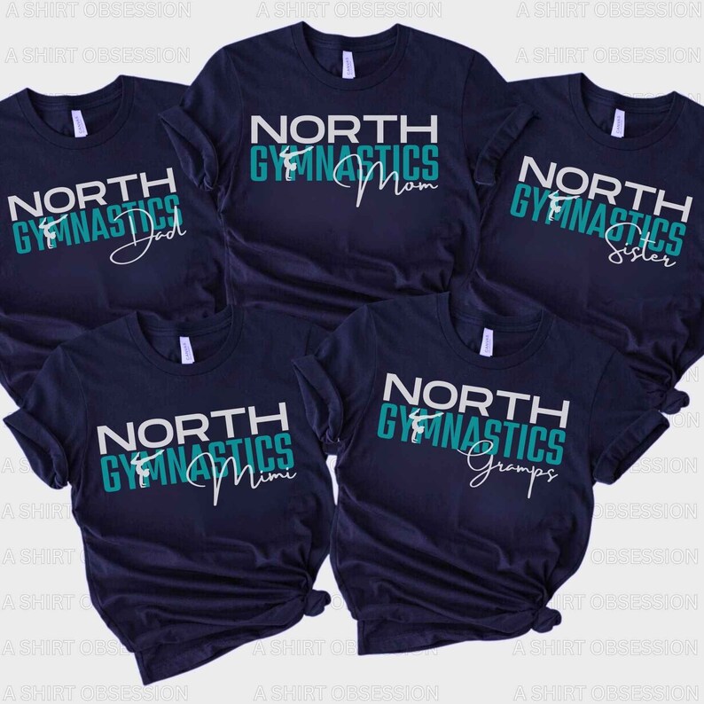 Puede incluir: Cinco camisetas azul marino con texto blanco que dice "NORTH GYMNASTICS" y una silueta de gimnasta turquesa. Cada camiseta tiene una palabra diferente debajo del texto: "Dad", "Mom", "Sister", "Mimi" y "Gramps".