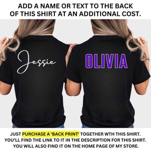 Puede incluir: Dos camisetas negras con texto blanco y morado en la espalda. El texto de la camiseta de la izquierda dice "Jessie" y el texto de la camiseta de la derecha dice "Olivia".