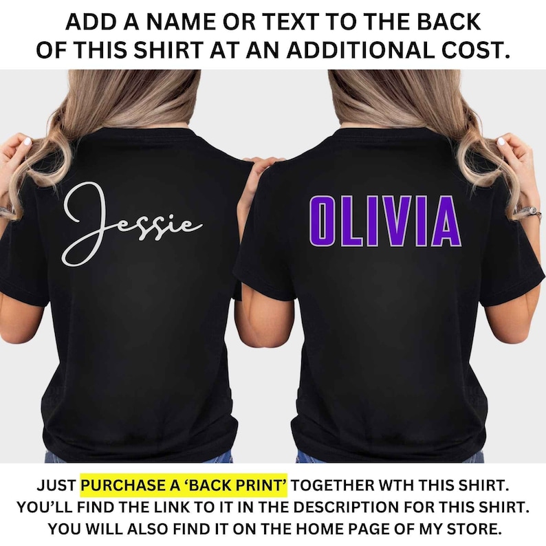 Puede incluir: Dos camisetas negras con texto blanco y morado en la espalda. El texto de la camiseta de la izquierda dice "Jessie" y el texto de la camiseta de la derecha dice "Olivia".