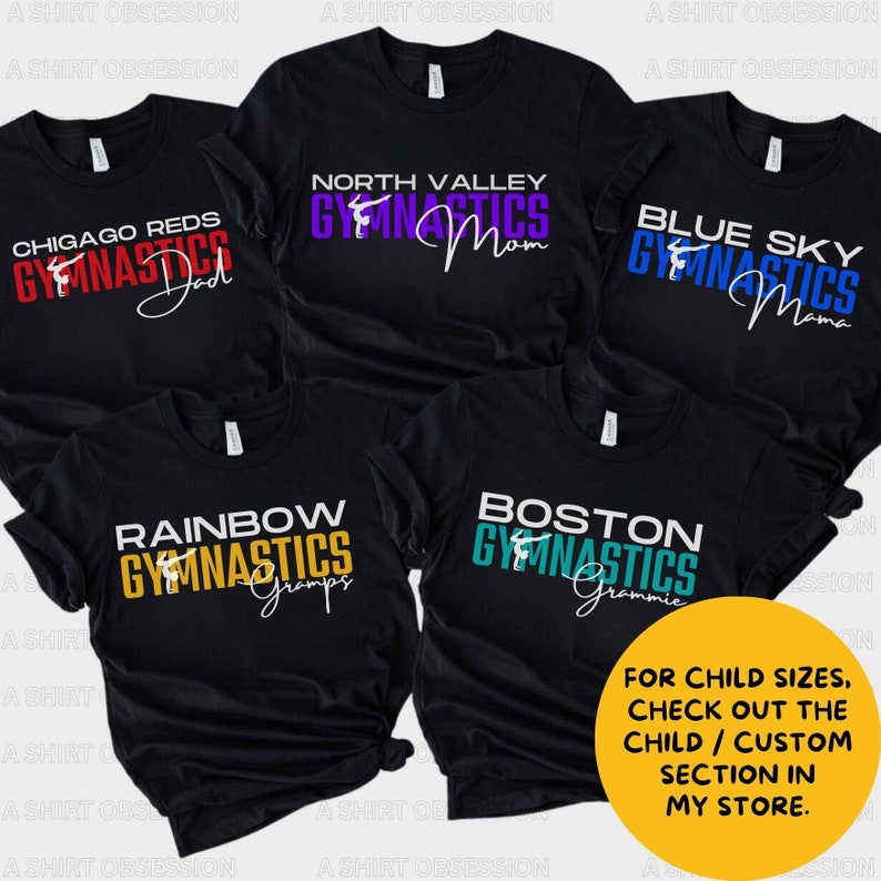 Puede incluir: Cinco camisetas negras con texto y gr&aacute;ficos de diferentes colores. El texto en las camisetas dice "Chicago Reds Gymnastics Dad", "North Valley Gymnastics Mom", "Blue Sky Gymnastics Mama", "Rainbow Gymnastics Gramps" y "Boston Gymnastics Grammie".