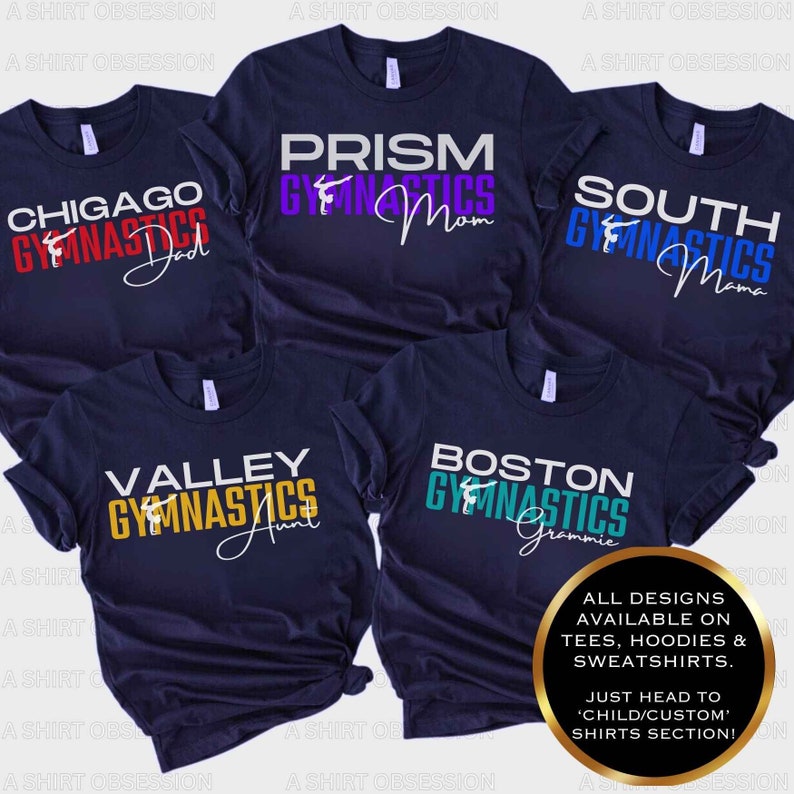 Puede incluir: Cinco camisetas azul marino con texto y gr&aacute;ficos de diferentes colores. El texto en las camisetas dice "Chicago Gymnastics Dad", "Prism Gymnastics Mom", "South Gymnastics Mama", "Valley Gymnastics Aunt" y "Boston Gymnastics Grammie".