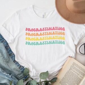 Lustiges Procrastinator Tee Procrastinating Shirt Running Late T-Shirt Slacker Crewneck Kurzärmeliges TShirt