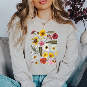 Cottagecore Sweatshirt Pressed Flower Sweater Green Witch Wildflower Crewneck Botanical Sweatshirt Garden Sweater Fairycore Clothing