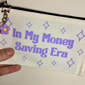 In My Money Saving Era - Sac bancaire en tissu Portefeuille zippé avec décalcomanie en vinyle et porte-clés. Accessoires de placement de fonds. Étui à crayons / Argent / Sac