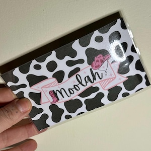 Moolah 牛柄キャッシュウォレット - ハンドメイド、ラミネート加工の財布用キャッシュウォレット - サイズ 14cmx8cm - 現金を詰めるためのかわいい牛柄キャッシュホルダー