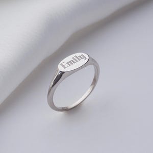 Anpassad graverad oval namnring i sterlingsilver, personlig present