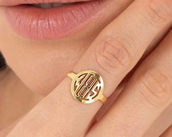 Anillo con inicial personalizado: joyería con monograma en plata de ley