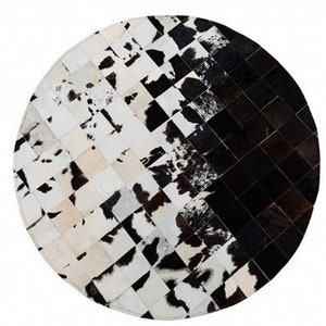Pu&ograve; includere: Un tappeto rotondo in patchwork di pelle di mucca nera e bianca. Il tappeto &egrave; realizzato con diversi pezzi di pelle di mucca, ognuno con un motivo unico. Il tappeto &egrave; perfetto per aggiungere un tocco di fascino rustico a qualsiasi stanza.
