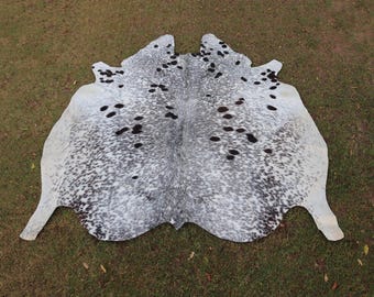 黒と白の牛革ラグ、斑点のある牛革ラグ（室内装飾用）、斑点のある牛革フロアエリアラグ、毛付き本物のブラジル産牛ラグ
