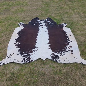 Brown and White Tricolor Cowhide Luxury Cowhide Rug with Natural Hair On Cowhide Skin Floor Area Rug for Home Decor Tricolor Brindle Cow Rug