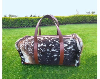 Borsoni in pelle di mucca - Borsoni da weekend in pelle di mucca rustica - Borsoni da viaggio unisex in pelle di mucca - Borsoni in pelle di mucca con nome inciso come regalo