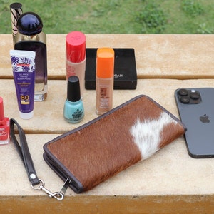 Bolso clutch de cuero de vaca, bolso de cuero marrón y blanco, billetera de cuero de vaca para mujer, pulsera hecha a mano de cuero, organizador diario mínimo para mujeres