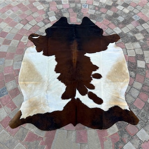 Brown and White Luxury Cowhide Rug Real Cowhide Rug for Home Decor Exclusive Genuine Cowhide Skin Rug with Hair On Tricolor Cowhide Area Rug