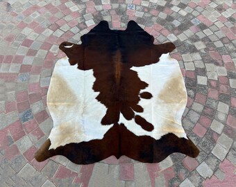 Brown and White Luxury Cowhide Rug Real Cowhide Rug for Home Decor Exclusive Genuine Cowhide Skin Rug with Hair On Tricolor Cowhide Area Rug