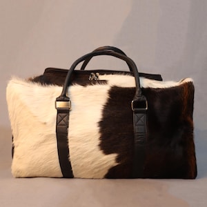 Personalisierter Kuhfell Duffel Bag - Große Rindleder Weekender Bag - Echte Rindleder Reisetasche - Schultertasche - Ideales Geschenk für Sie oder Ihn