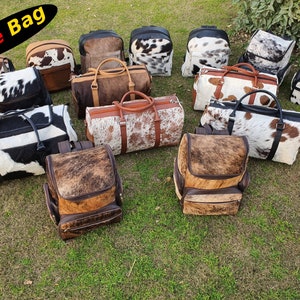 K&ouml;nnte beinhalten: Eine Sammlung von Taschen aus Kuhfell in verschiedenen Stilen, darunter Rucks&auml;cke und Reisetaschen. Die Taschen sind alle braun und wei&szlig; mit einem gefleckten Muster. Der Text "Free Bag" ist in der oberen linken Ecke des Bildes sichtbar.