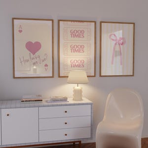 Preppy Wandkunst, How Lucky Are We, Gute Zeiten, Rosa Wandkunst, Trendiger Wanddruck, Rosa Schleife Druck, Glückspilz Poster, Raumdekor Mädchen