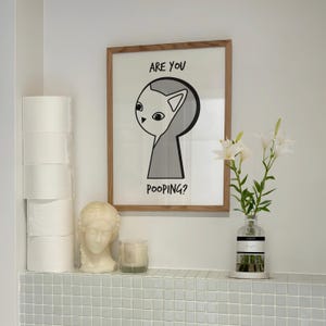 Lustiger Katzen Badezimmer Druck: &#39;Are You Pooping?&#39; Art Deco Plakat (Digitaler Download)
