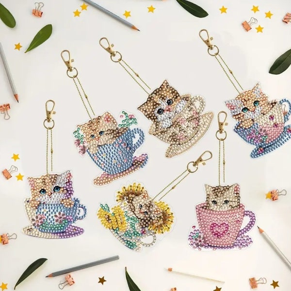 diamond art painting cute cat in a teacup keyrings keychains.  sparkly kitten handmade gift. Unique gift bag charm #diamondart #keychain