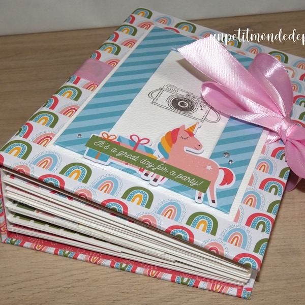 Album photo scrapbooking fait main anniversaire arc en ciel rose