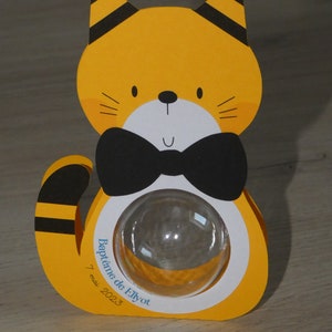 Cadeau invités, boite ou contenant dragées baptême original chat, noeud papillon, jaune moutarde