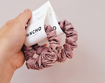 Skinny Scrunchie aus Jacquard-Satin mit Leomuster | schmaler Haargummi | kein Haarbruch | für dünnes Haar | Geschenkidee Frauen | Geschenk