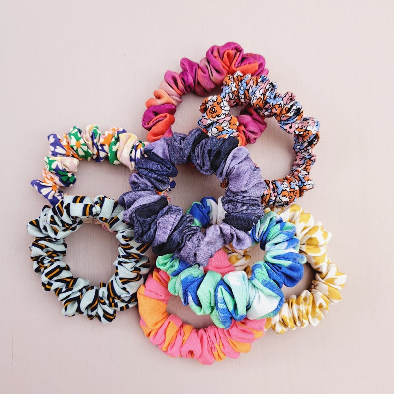 Skinny Scrunchie aus Viskose mit Gold schmaler Haargummi für dünnes Haar Geschenkidee Frauen kleines Geschenk Must Have Trend Bild 9