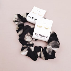 Scrunchie aus Borken-Krepp Viskose Must Have Haargummi Vintage Geschenkidee Zopfgummi Geschenk Frauen Trend Boho Hygge Bild 6