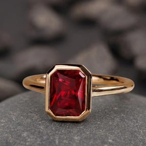 Smaragd geschnitten rote Rubin Verlobungsring, Lünette Set Rubin Ring, rote Edelstein Lünette Set Ring, Juli Birthstone Versprechen Schmuck Geschenk, Geschenk für sie