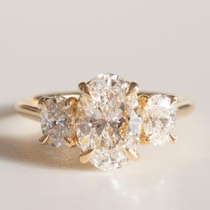 Förlovningsring med oval slipning av tre stenar, handgjorda smycken, vigselring för kvinnor, trilogiring för henne, jubileumspresent