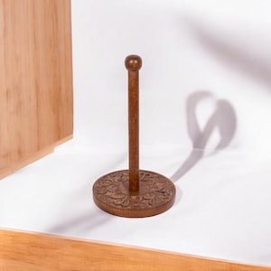 Portarotolo di carta assorbente in legno con design intagliato / Portarotolo rustico da appoggio per cucina e sala da pranzo.