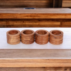 Hölzernes Serviettenringe-Set mit 6 Serviettenhaltern aus Holz für stilvolle Esstischdekoration, perfekt für Dinnerpartys, besondere Anlässe.