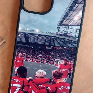 Mainoo Garnacho Hoijland Manchester United Football Club Funda para teléfono iPhone 14 iPhone 13 iPhone 12 iPhone 11 iPhone X iPhone 8 iPhone 7 imagen 2