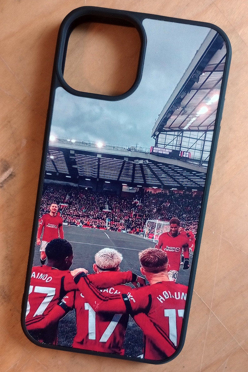 Mainoo Garnacho Hoijland Manchester United Football Club Funda para teléfono iPhone 14 iPhone 13 iPhone 12 iPhone 11 iPhone X iPhone 8 iPhone 7 imagen 2