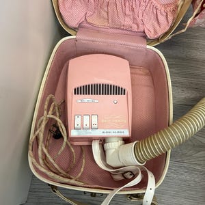 Vintage Pink Morphy Richards Haartrockner mit Kosmetikkoffer - 1960er Prop