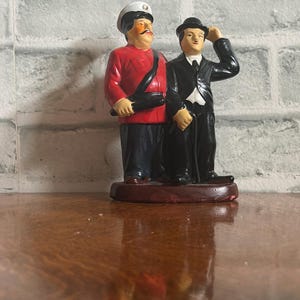 1960er Jahre Vintage Charlie Chaplin und Polizei Keramik Dekorative Figur
