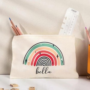 Trousse à crayons personnalisée rétro arc-en-ciel pour enfants nom personnalisé retour à l'école Boho mignon lumineux trousse de toilette maquillage pochette zippée sac toile cadeau collège