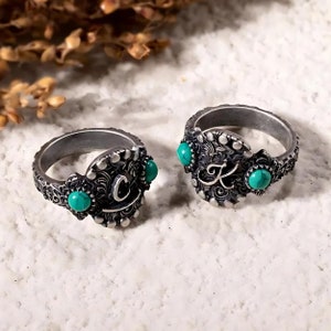 Anillo de marca de ganado personalizado, joyería personalizada del suroeste, banda con logotipo de rancho, piedra preciosa turquesa estilo bohemio, delicada inicial de plata, regalo de vaquera para ella
