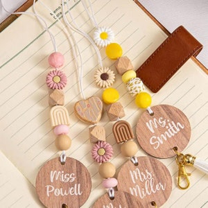 Lanière personnalisée en bois bohème avec perles, porte-nom personnalisé pour enseignant, cadeau sa carte d'identité, badge groovy, infirmière rétro, rose, échappée heureuse
